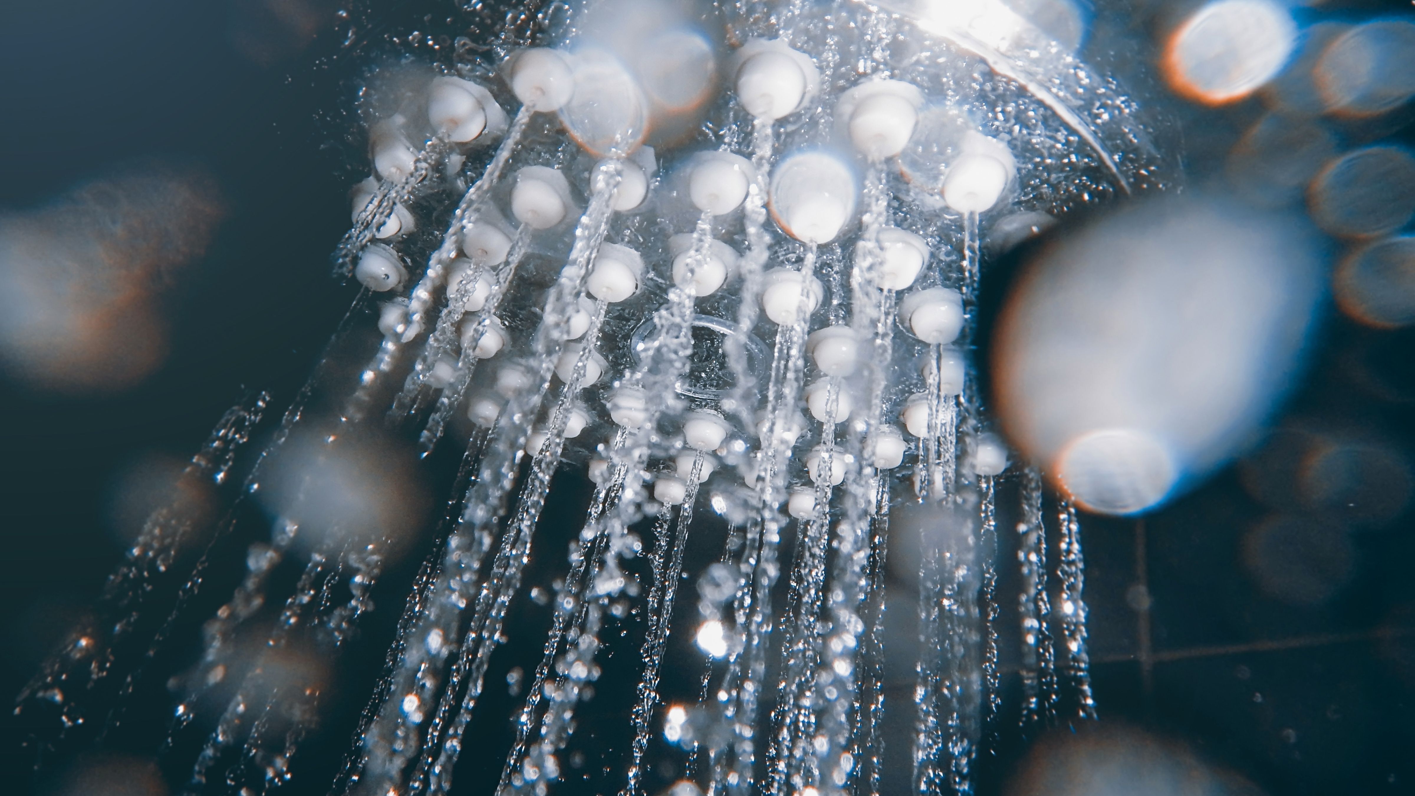 Wie wird das Wasser im Duschkopf erwärmt - zentral oder dezentral?