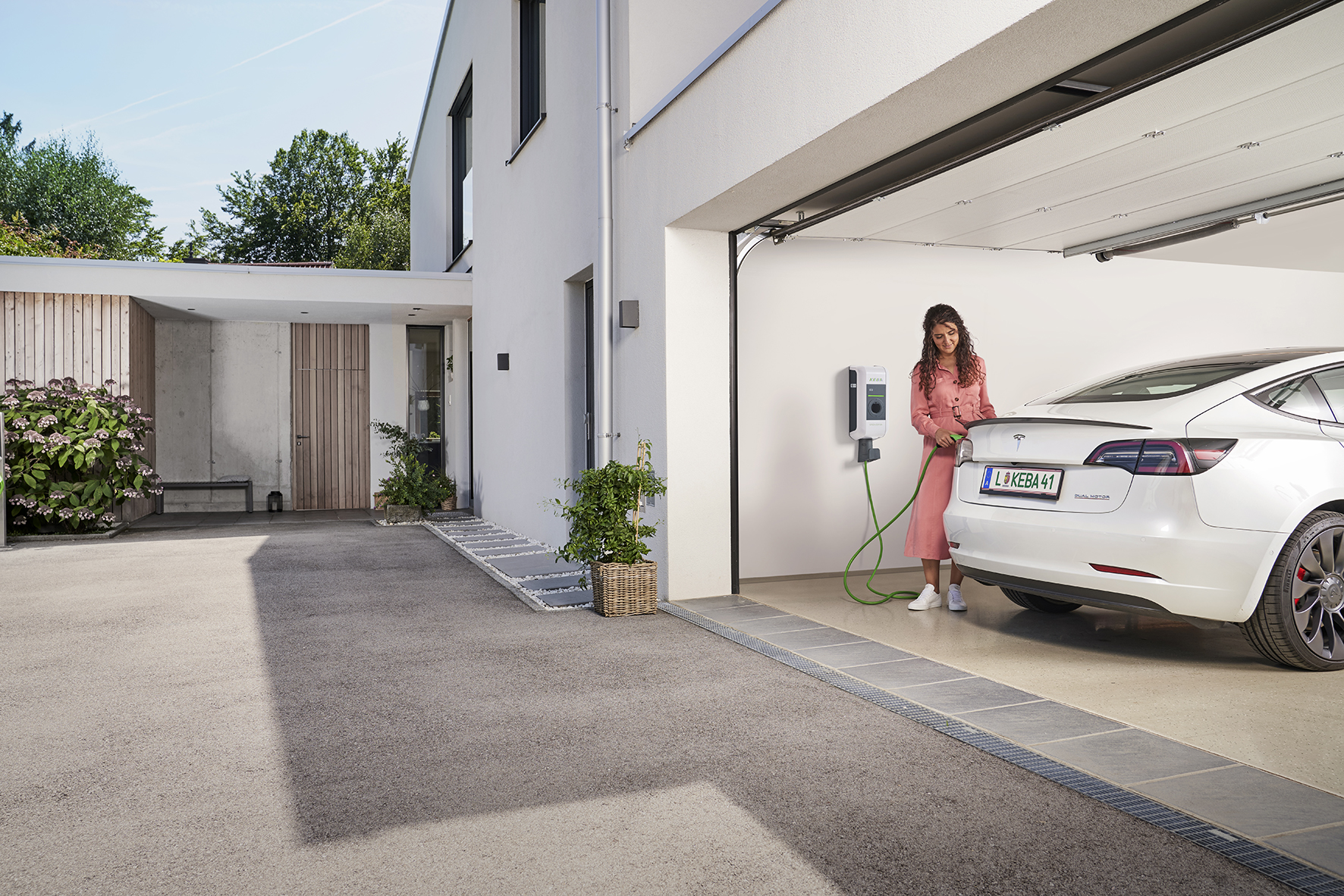 KeContact Home charging_woman_GE